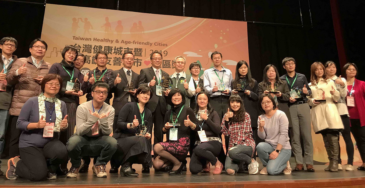 新北市於「第11屆台灣健康城市暨高齡友善城市」評比，共獲13項大獎，圖為新北市得獎單位合影。 圖：新北市衛生局提供