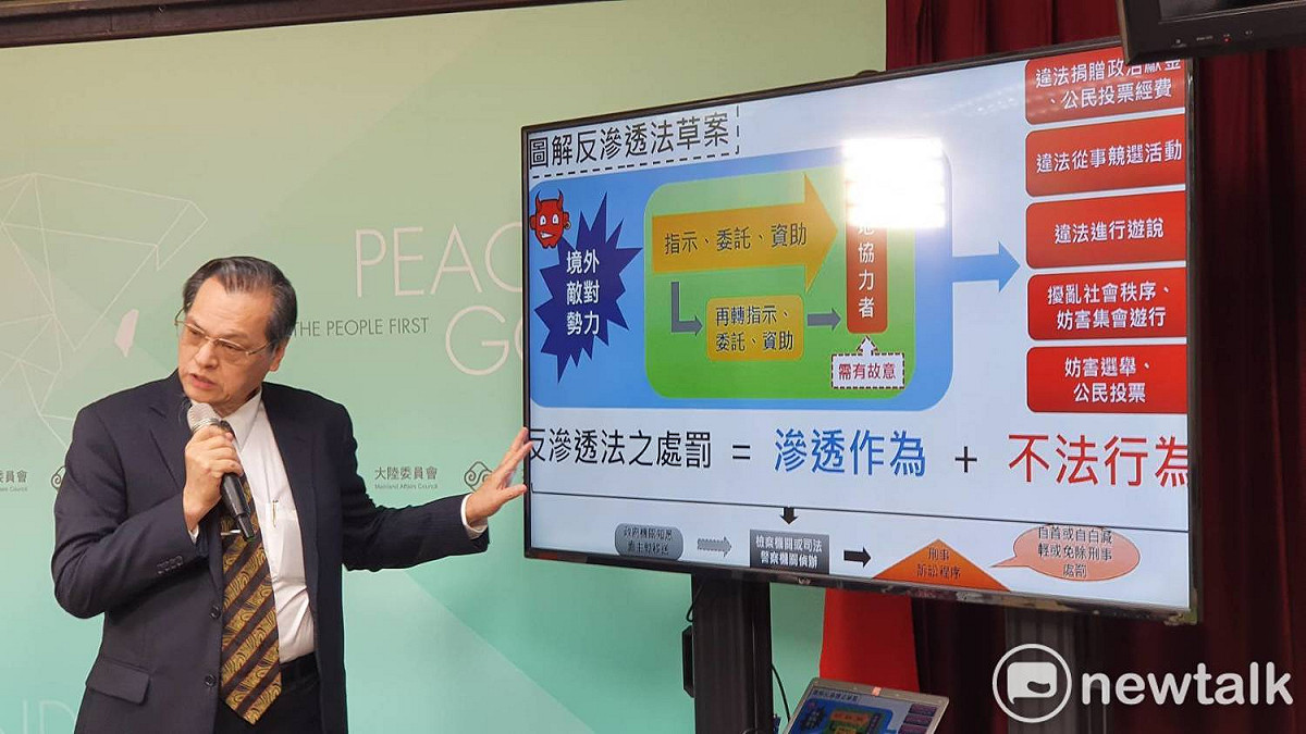 大陸委員會主委陳明通今（2）天親自上陣主持例行記者會，但對於參謀總長沈一鳴等8人罹難乙事，在會前特別默哀了一分鐘。 圖：謝莉慧/攝