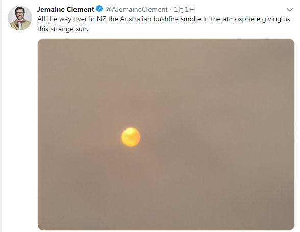 喜劇演員傑梅奈克萊門特（Jemaine Clement）推文放上太陽宛如金色火球的照片。 圖：取自Jemaine Clement推特