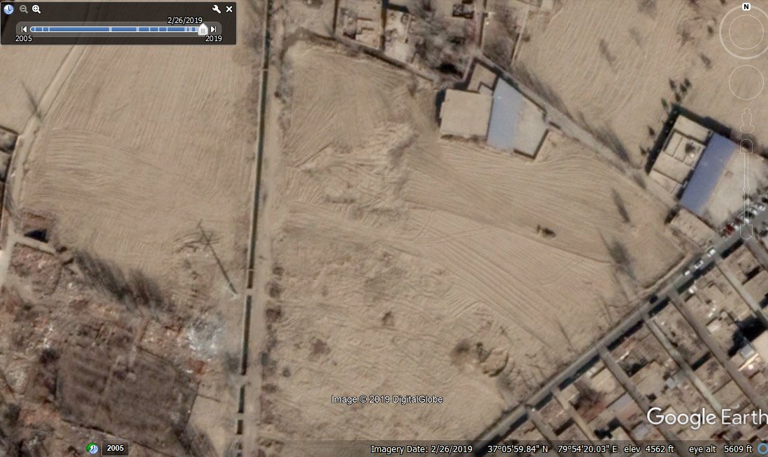 衛星照片顯示，新疆地區和田市的一處公墓在2019年被夷為平地。 圖：翻攝自圖姆推特