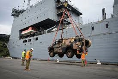 澳洲海軍的兩棲登陸艦「喬勒斯號」（HMAS Choules）預計將救回困在維多利亞省東部偏遠城鎮馬拉庫塔（Mallacoota）4000人中的約800人，其中，女人、兒童、長者和病患率先撤離。 圖 : 翻攝自推特