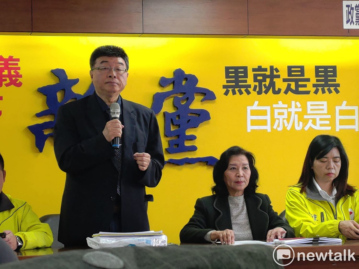 新黨不分區提名人邱毅(左)找來扁朝官員鍾琴(右)抨擊蔡政府。 圖：黃建豪/攝