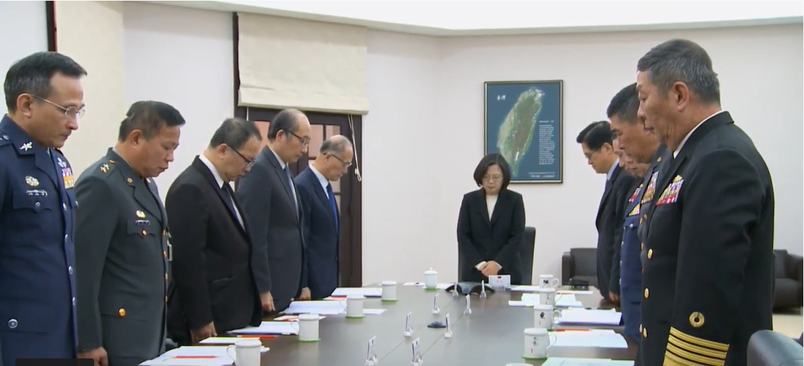 總統蔡英文今（3）天上午召開「國防軍事會談」前，先率與會者默哀一分鐘。 圖：擷自總統府提供影片