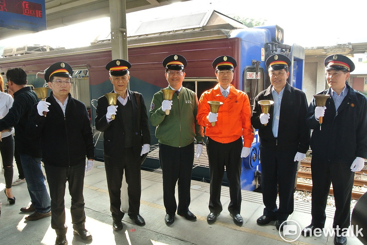 林佳龍等人搖鈴代表雙軌列車正式啟動。 圖：唐復年／攝