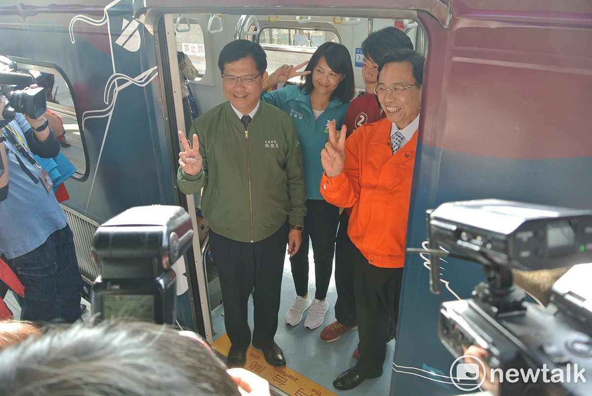 林佳龍搭上首班列車。  圖：唐復年／攝