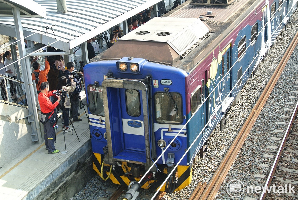 成追線首班列車啟動。 圖：唐復年／攝