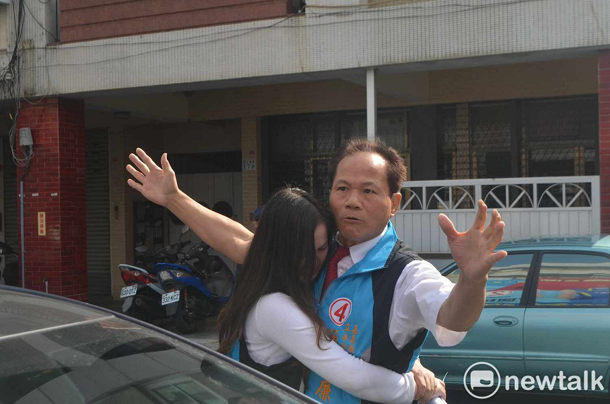 嘉義縣山區立委候選人簡明廉今天中午到國民黨嘉義市黨部抗議，大陸妻子淚眼相擁苦勸。 圖：蔡坤龍/攝
