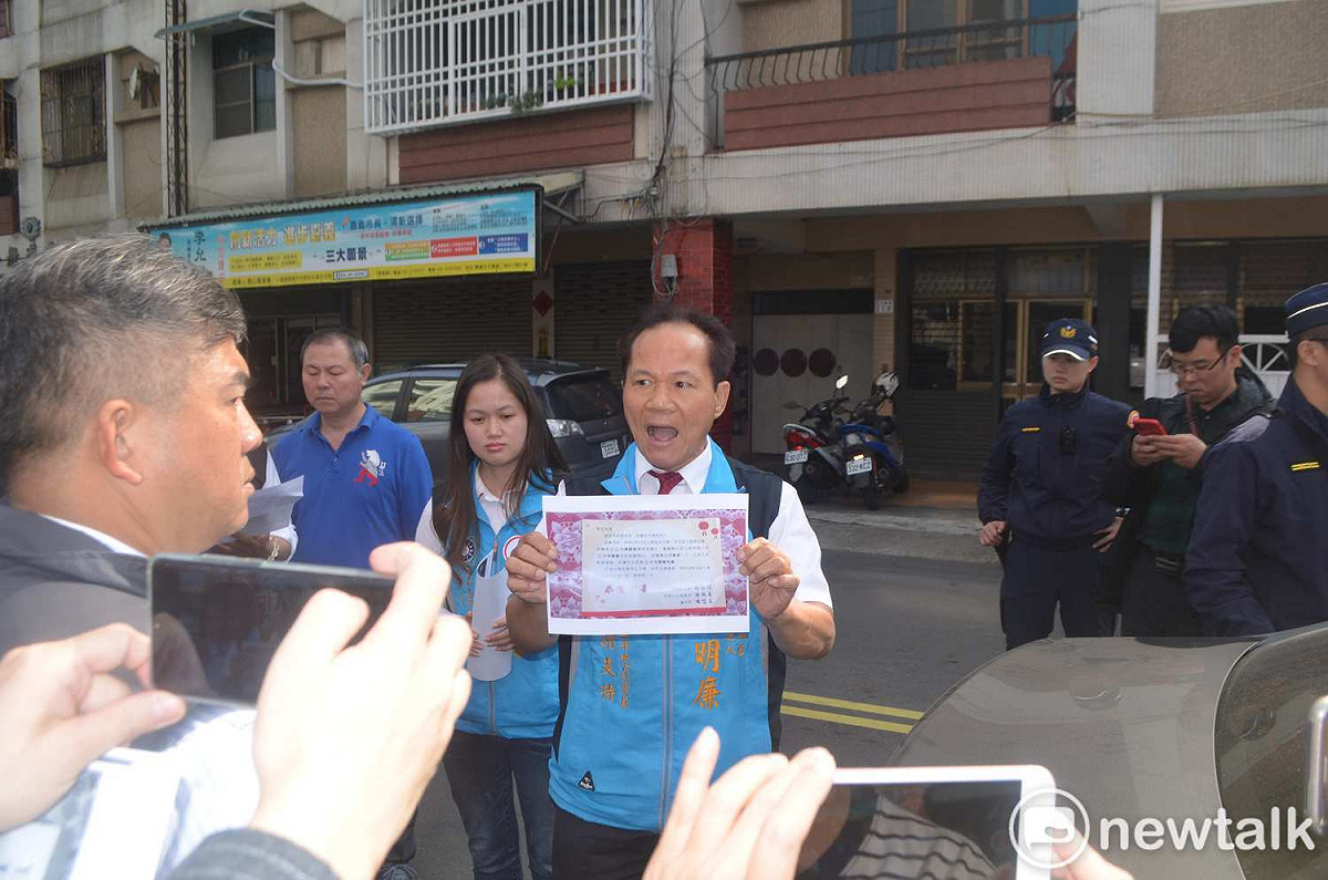 嘉義縣山區立委候選人簡明廉手持國民黨嘉義縣梅山鄉黨部的賀卡影本，抗議黨部不公。 圖：蔡坤龍/攝