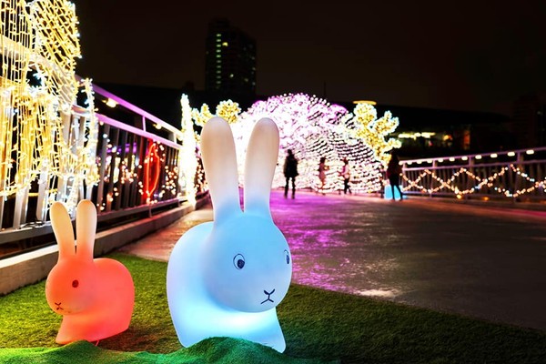 新北市推3大情侶夜晚約會聖地：淡水金色水岸廣場、三重辰光橋、新莊新月橋，到2/14止夜間璀璨點燈。 圖：翻攝自：新北水漾粉專