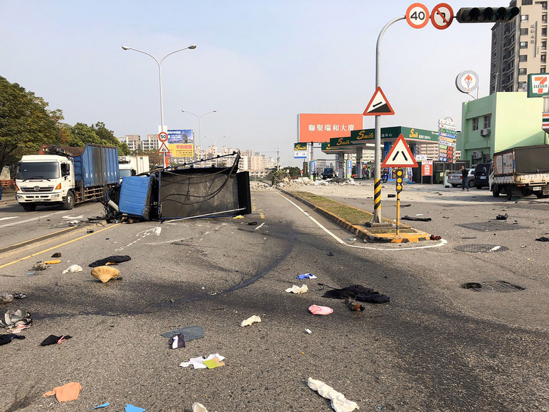 台中市南屯區3日下午發生一起拖板車與貨車事故，貨車翻覆在道路中央，車內1對男女明顯死亡，事故原因警方仍在調查中。 圖：台中市消防局提供