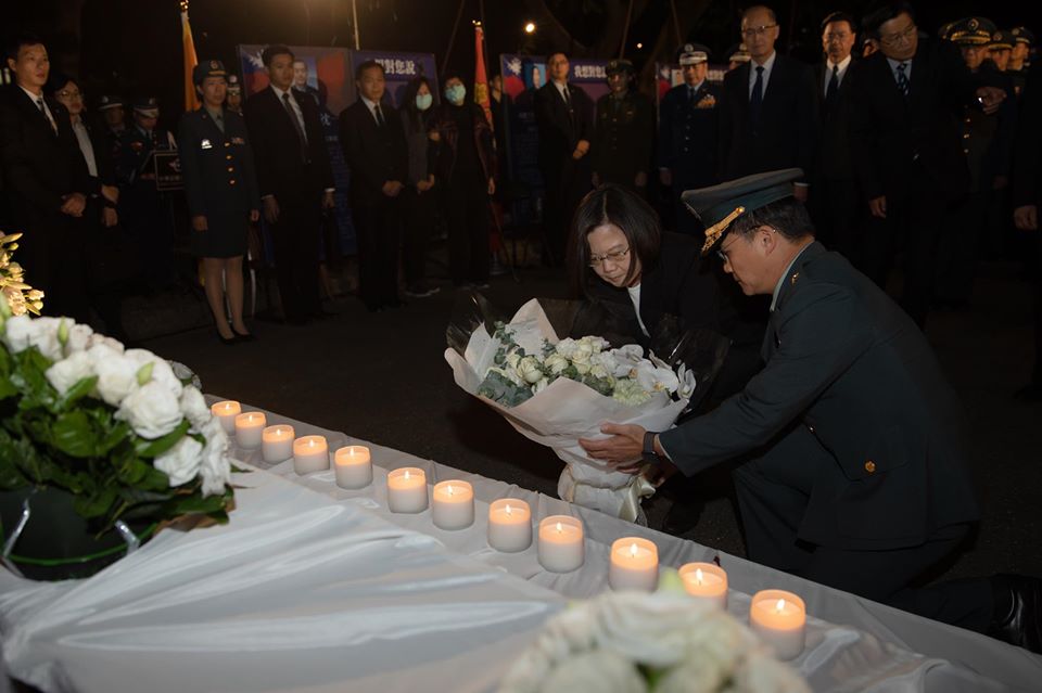 總統蔡英文親自出席追思活動，向黑鷹殉職國軍將士獻上花朵及燭光，表達最深的哀悼及敬意。 圖：翻攝蔡英文臉書