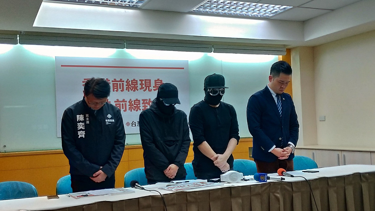 因適逢台灣黑鷹直升機墜毀事件，前線記者與台灣基進先起身默哀一分鐘。 圖:陳佩君/攝