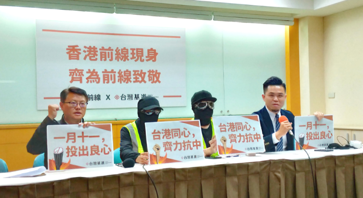 香港記者蒙面來台控訴港警暴行。 圖:陳佩君/攝