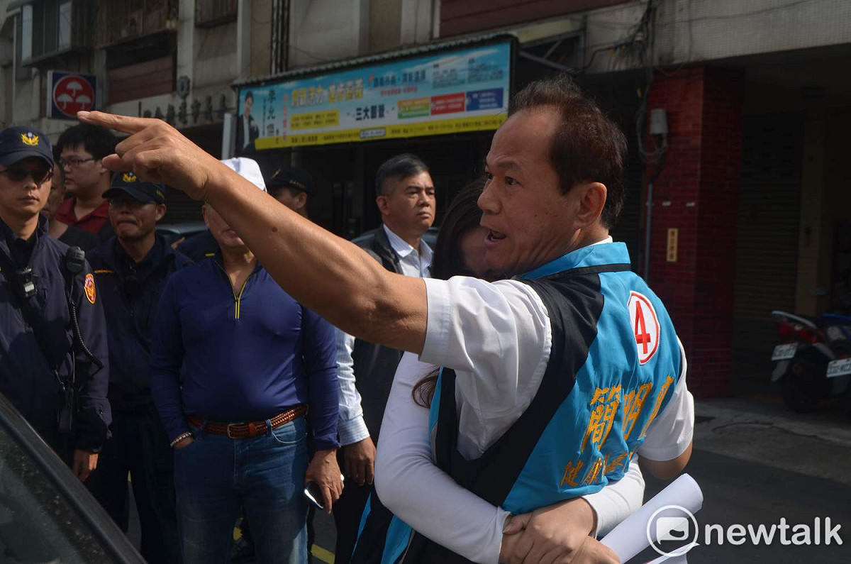 嘉義縣山區立委候選人簡明廉昨天到國民黨嘉義市黨部抗議。 圖：蔡坤龍/攝