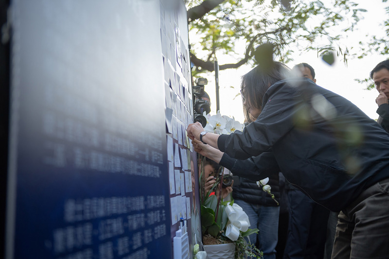 總統蔡英文（前）4日下午代替殉職參謀總長沈一鳴，前往位於宜蘭東澳的空軍第一雷達分隊慰勉國軍弟兄，並將官兵們對總長的悼念留言帶回台北賓館，親手貼在追思會立牌上。 圖：總統府提供