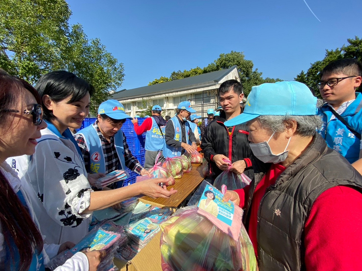 參選新北市板橋東區立委的國民黨立委柯志恩(左二)，今天成立浮洲後援會，同時舉辦青菜義賣，鼓勵大家以銅板價做愛心。 圖：柯志恩競選總部提供