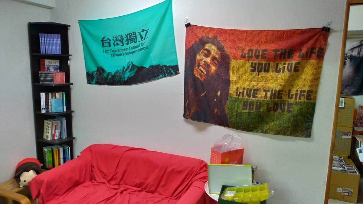 休息區掛著台獨旗幟，以及寫著「Love the life you live, Live the life you love」旗幟，提醒自己應本於初衷過生活。 圖：陳佩君/攝