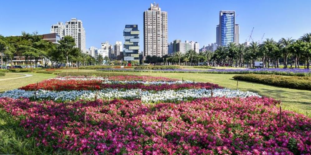 高雄市凹子底捷運站外種植了萬紫千紅的城市花海。 圖：翻攝自高雄市政府工務局網站