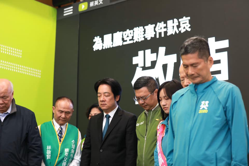 民進黨主席卓榮泰偕同現場貴賓與客家鄉親，為黑鷹直升機失事默哀一分鐘，表達哀悼。 圖：翻攝自賴清德臉書