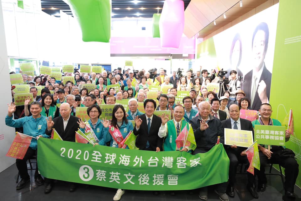 民進黨主席卓榮泰5日和副總統候選人賴清德、立委候選人謝佩芬、不分區立委候選人湯蕙禎、黨秘書長羅文嘉出席「海內外客家大團結 全力支持英德配」暨全球海外客家助選團開跑記者會。 圖：翻攝自賴清德臉書