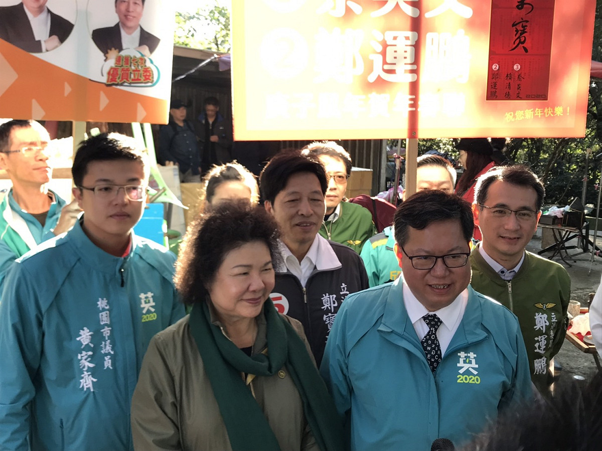 鄭文燦、陳菊今早陪同鄭寶清、鄭運鵬到虎頭山向晨運民眾拜票。 圖：鄭寶清競選辦公室/提供