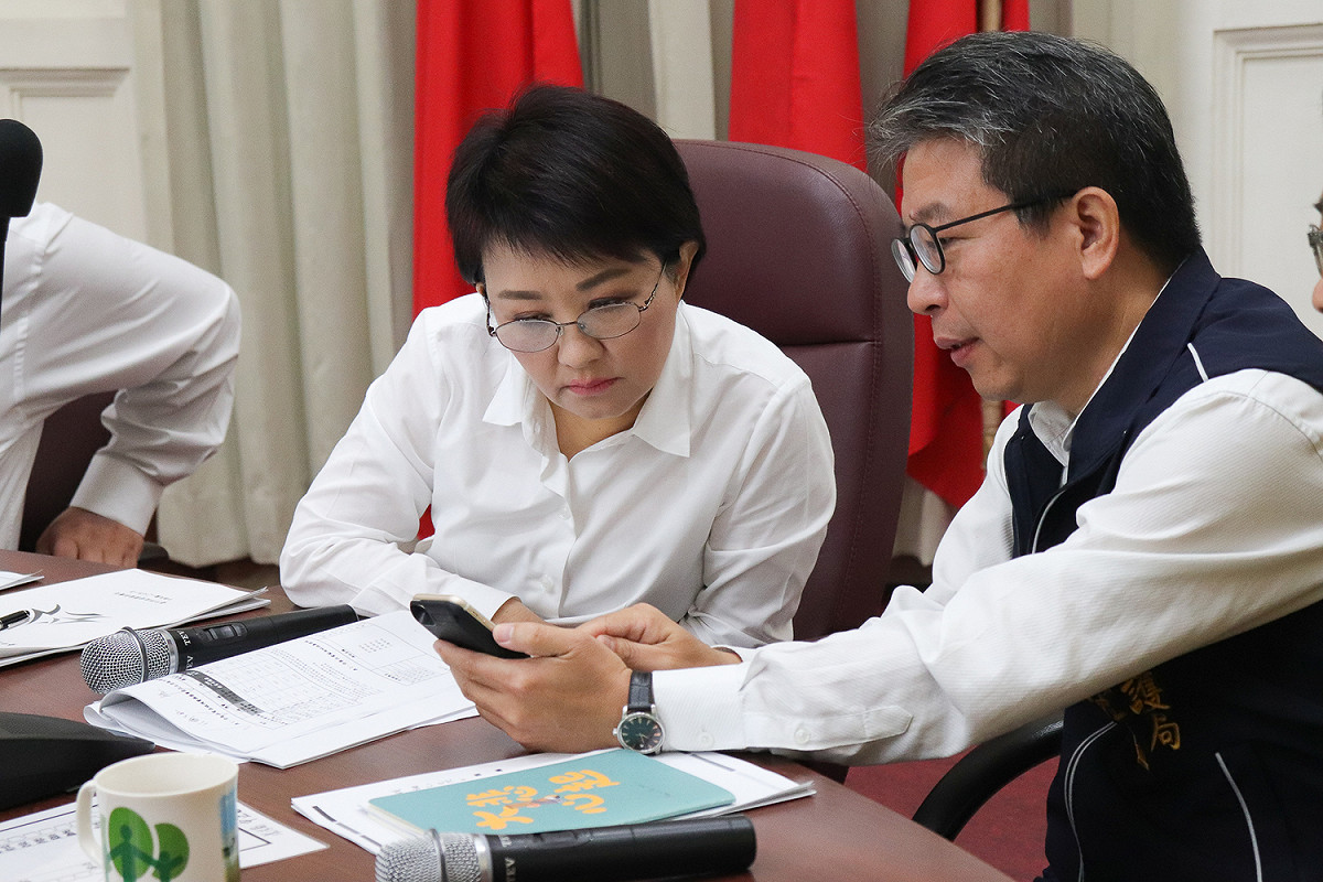 台中市長盧秀燕赴應變指揮中心關心空污防治進度。 台中市政府/提供