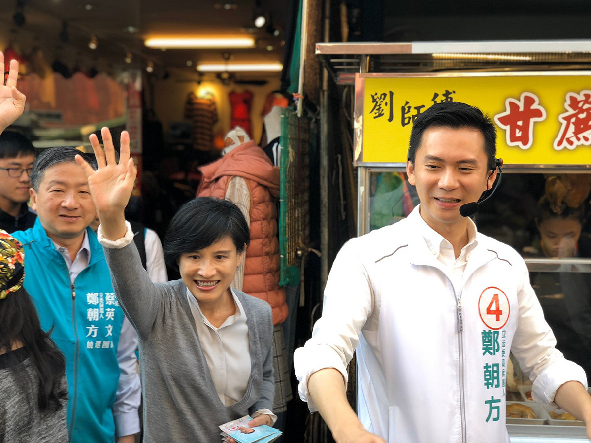 文化部長鄭麗君(右二)5日陪同新竹縣第二選區立法委員候選人鄭朝方(右一)赴竹北第一市場掃街拜票。 圖：鄭朝方競選辦公室/提供