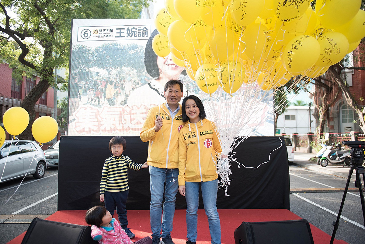 王婉諭的先生劉大經也到場支持太太。 圖：王婉諭競選辦公室/提供