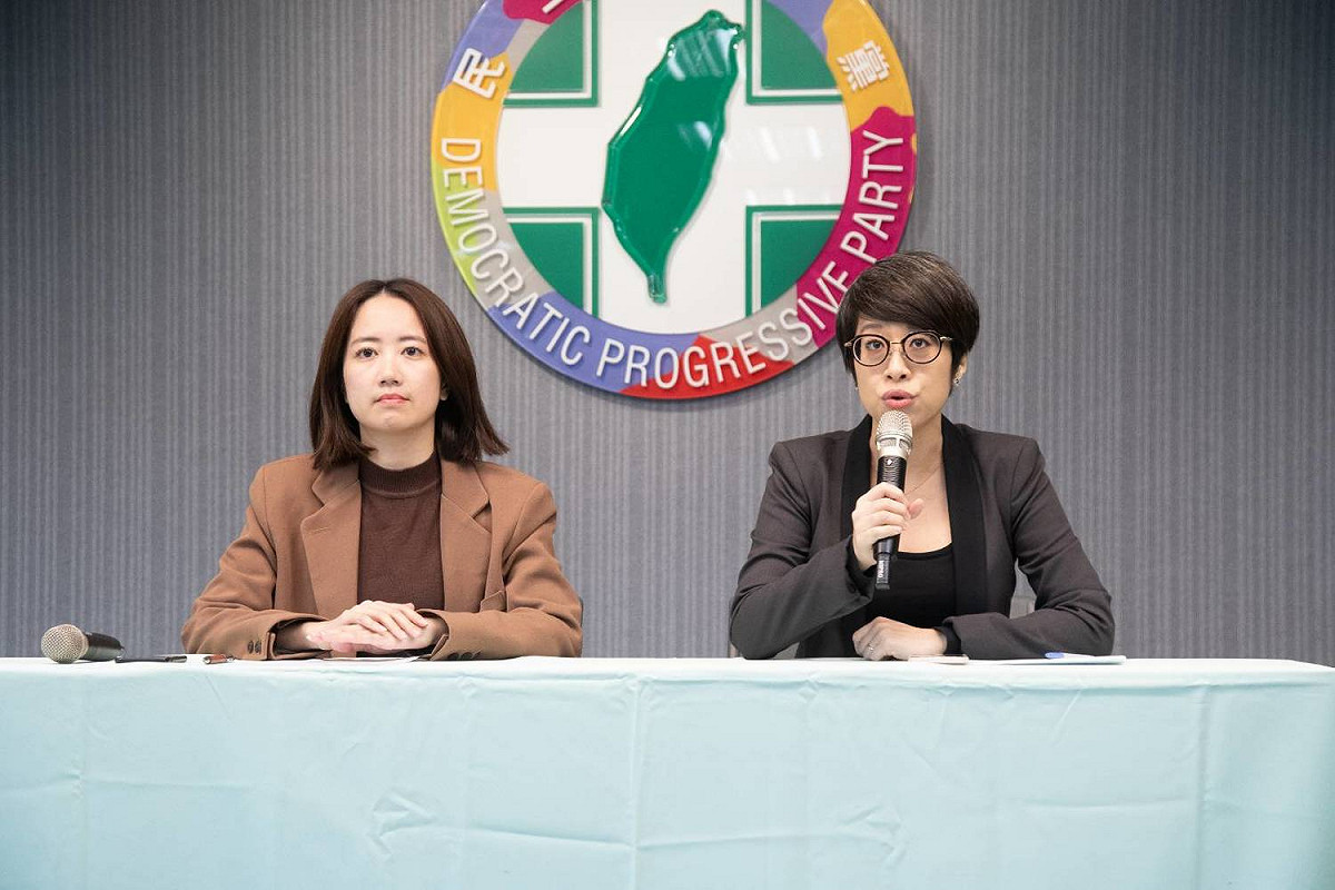 民進黨發言人李晏榕和戴瑋姍今（5日）召開記者會，要求國民黨應立刻停止消費災難的行為，並向國民道歉。 圖：民進黨提供