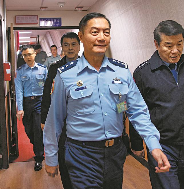 黃聖航於事發時，雙手緊緊環抱沈一鳴，以肉身保護參謀總長。 圖：軍聞社提供