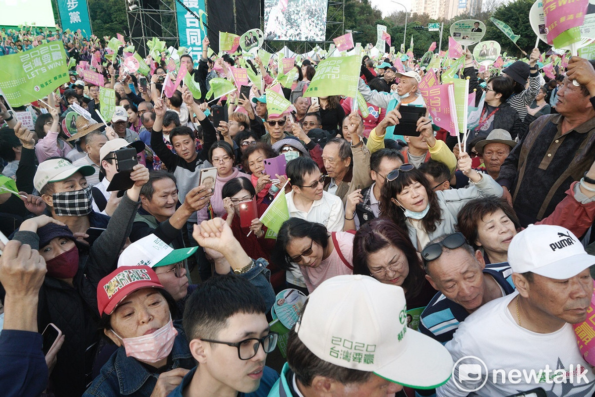 支持者等待蔡英文總統進場。 圖：張良一 / 攝