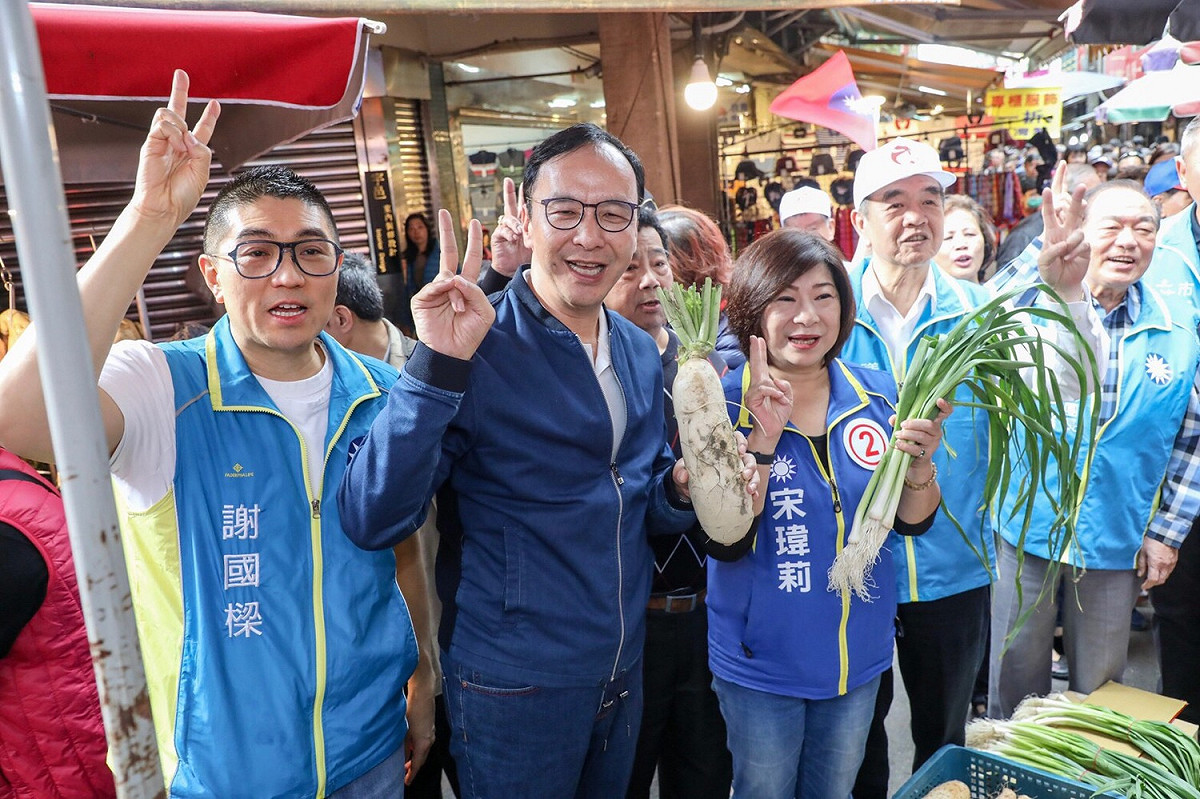 朱立倫到基隆陪宋瑋莉到市場掃街拜票。 圖：朱立倫辦公室／提供