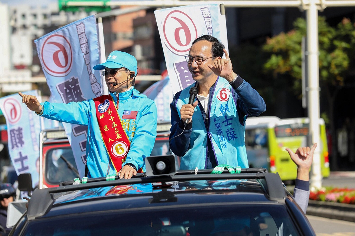 朱立倫陪同賴士葆車隊掃街。 圖：朱立倫辦公室／提供