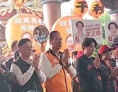 郭台銘下午到中和陪同新北市親民黨候選人李正皓、不分區立委候選人宣明智、蔡沁瑜參拜碧河宮參拜，隨後到連城黃昏市掃街拜票。 圖／取自李正皓臉書