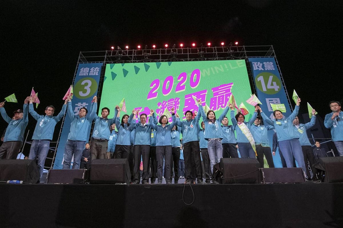 選前超級星期天，民進黨總統蔡英文今晚現身桃園「勇敢自信護台同行」造勢晚會。 圖：蔡英文競辦提供
