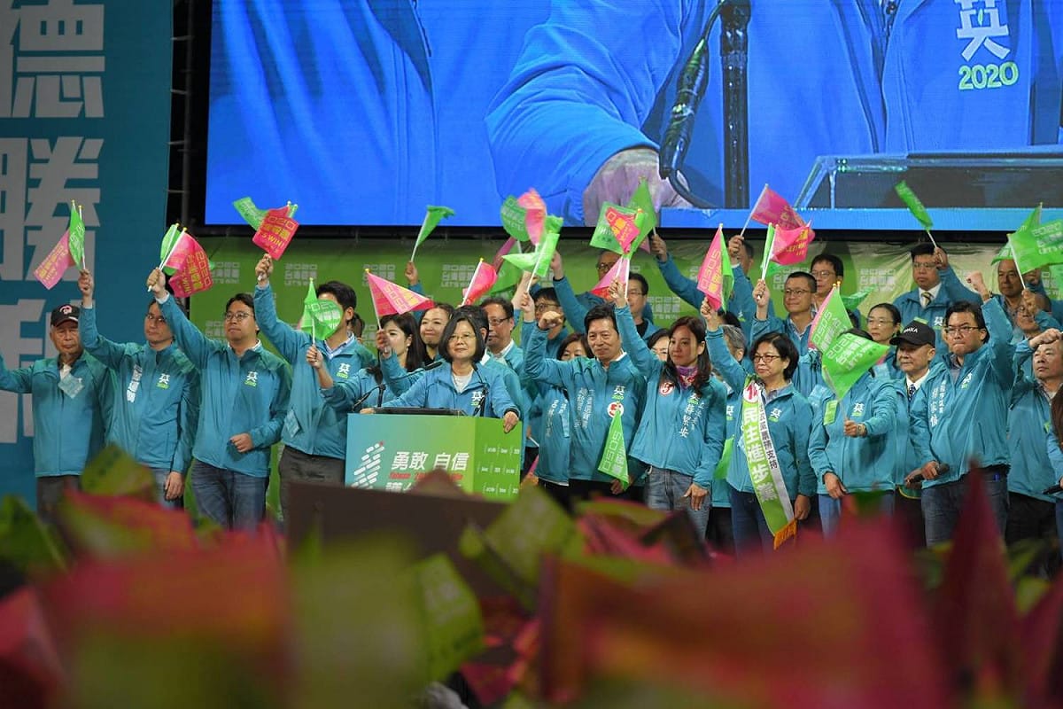 選前超級星期天，民進黨總統蔡英文今晚現身桃園「勇敢自信護台同行」造勢晚會。 圖：蔡英文競辦提供