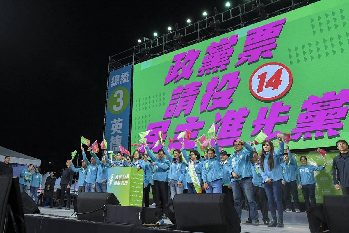 選前超級星期天，民進黨總統蔡英文今晚現身桃園「勇敢自信護台同行」造勢晚會。 圖：蔡英文競辦提供
