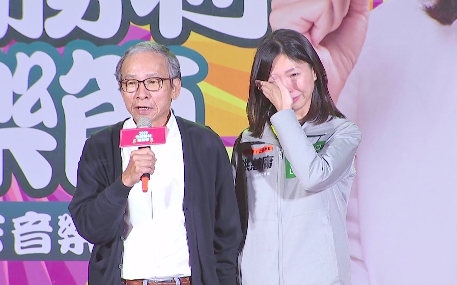 導演吳念真今晚出席立委洪慈庸音樂會，吳念真「請容許我用乾爹的身分，拜大家支持洪慈庸，他的乾女兒進入立法院一定會為大家發聲，說出所有媽媽的心聲」，讓洪慈庸感動不已，淚灑舞台和吳念真相擁。 圖：擷取自洪慈庸臉書直播
