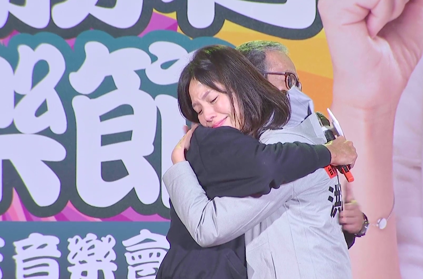 導演吳念真今晚出席立委洪慈庸音樂會，吳念真「請容許我用乾爹的身分，拜大家支持洪慈庸，他的乾女兒進入立法院一定會為大家發聲，說出所有媽媽的心聲」，讓洪慈庸感動不已，淚灑舞台和吳念真相擁。 圖：擷取自洪慈庸臉書直播