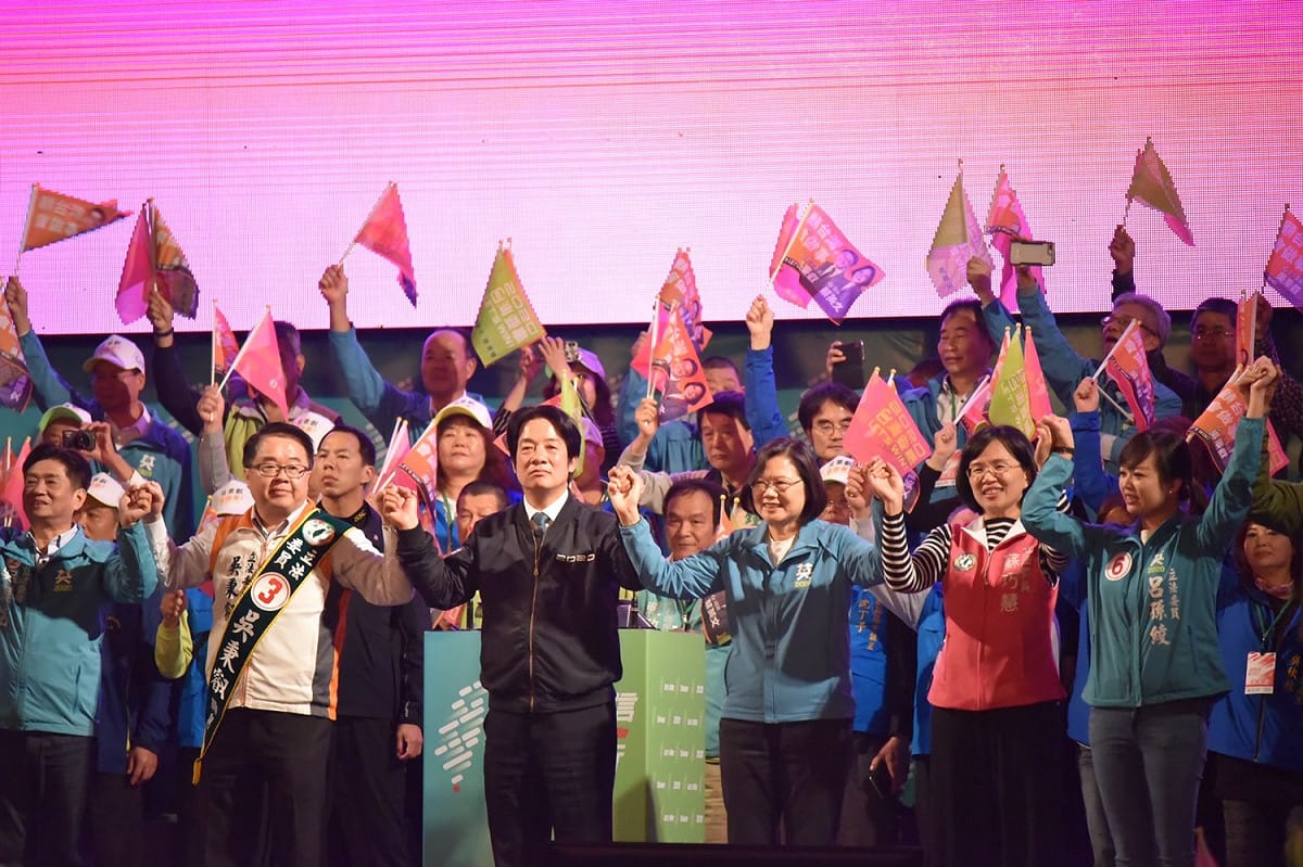 選前黃金週造勢，蔡總統與立委吳秉叡在新莊舉辦「勇敢自信、護台同行」造勢晚會，現場湧入逾3萬的熱情民眾相挺。 圖：吳秉叡競選總部提供