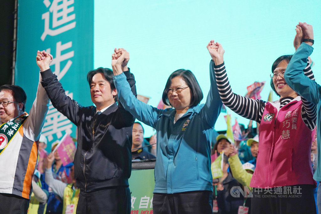 民進黨5日晚間在新北市新莊體育場舉辦「勇敢自信 護台同行」造勢晚會，力拚連任的總統蔡英文與民進黨副總統候選人賴清德牽起手高呼「凍蒜」口號。 圖：中央社提供