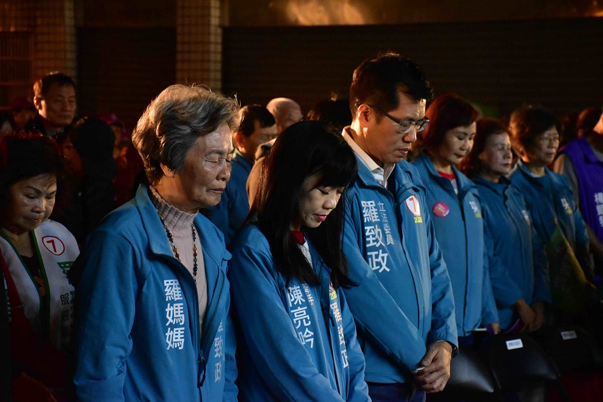 羅致政夫婦、媽媽及晚會群眾，一起為黑鷹直升機失事事件默哀。 圖：羅致政競選總部提供