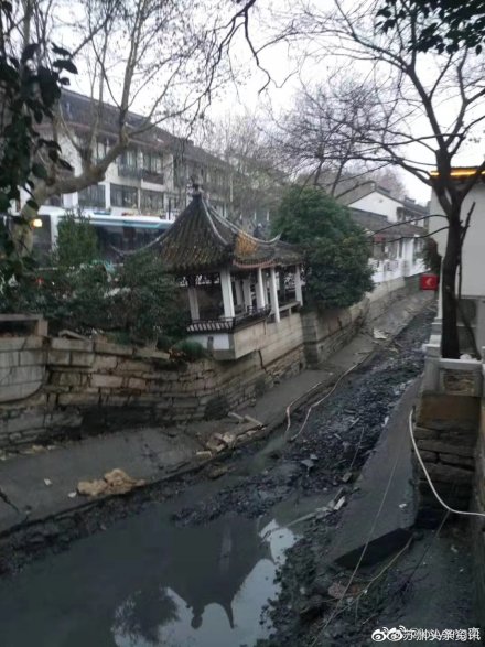 中國蘇州市著名的十全街蘇州飯店公車站前5日突然塌陷，整條街道看起來像黑色豆腐渣。 圖：翻攝自蘇州頭條資訊微博