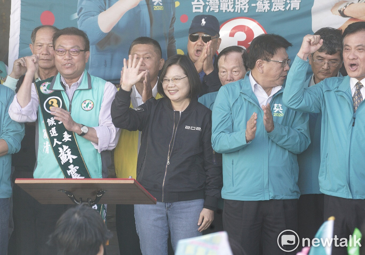 小英掃街車隊從小英故鄉屏東楓港德隆宮出發。 圖：張良一/攝