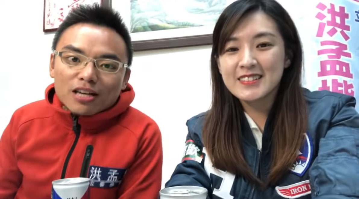 何庭歡(右一)和國民黨新北市立委第1選區候選人洪孟楷(左一)開直播。 圖：擷取自何庭歡YouTube