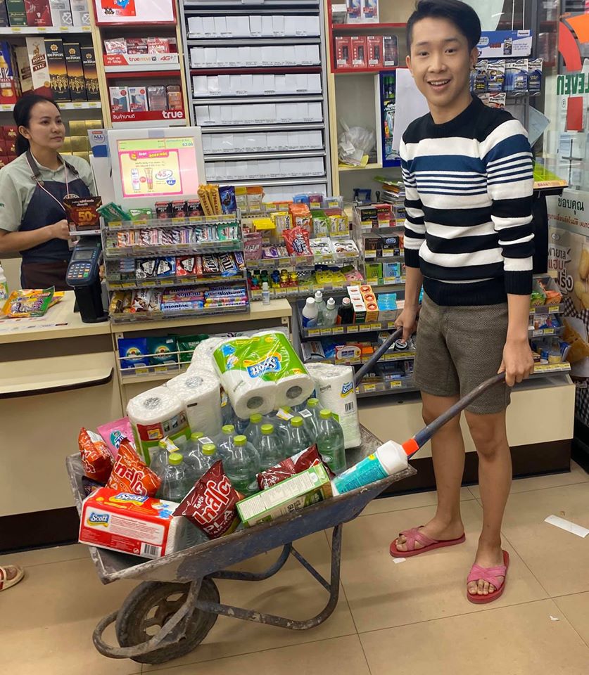 配合限塑政策，泰國超商不提供免費塑膠袋，有泰國民眾直接推獨輪車進超商購物，一次買足。 圖：翻攝自ROV ไหมละ臉書
