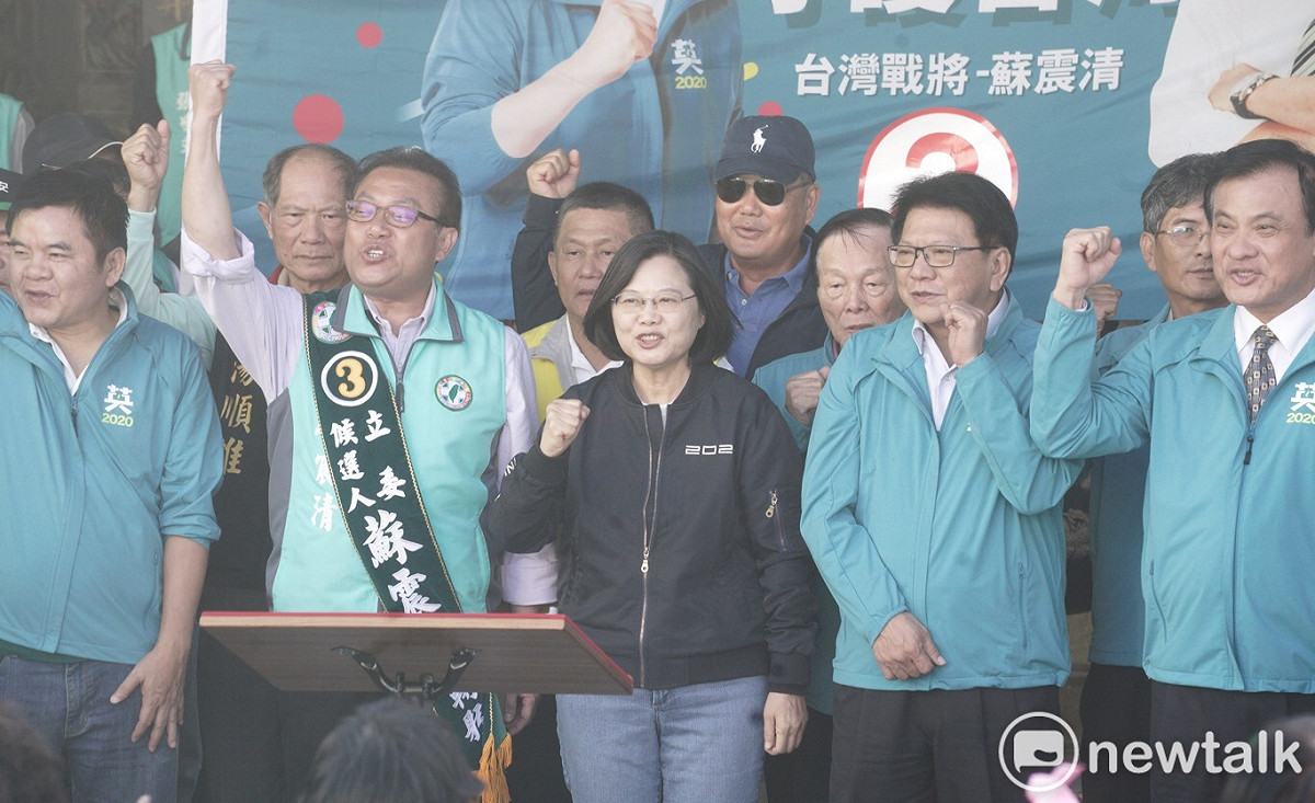 總統蔡英文今從家鄉屏東楓港啟程掃街拜票。 圖：張良一 / 攝