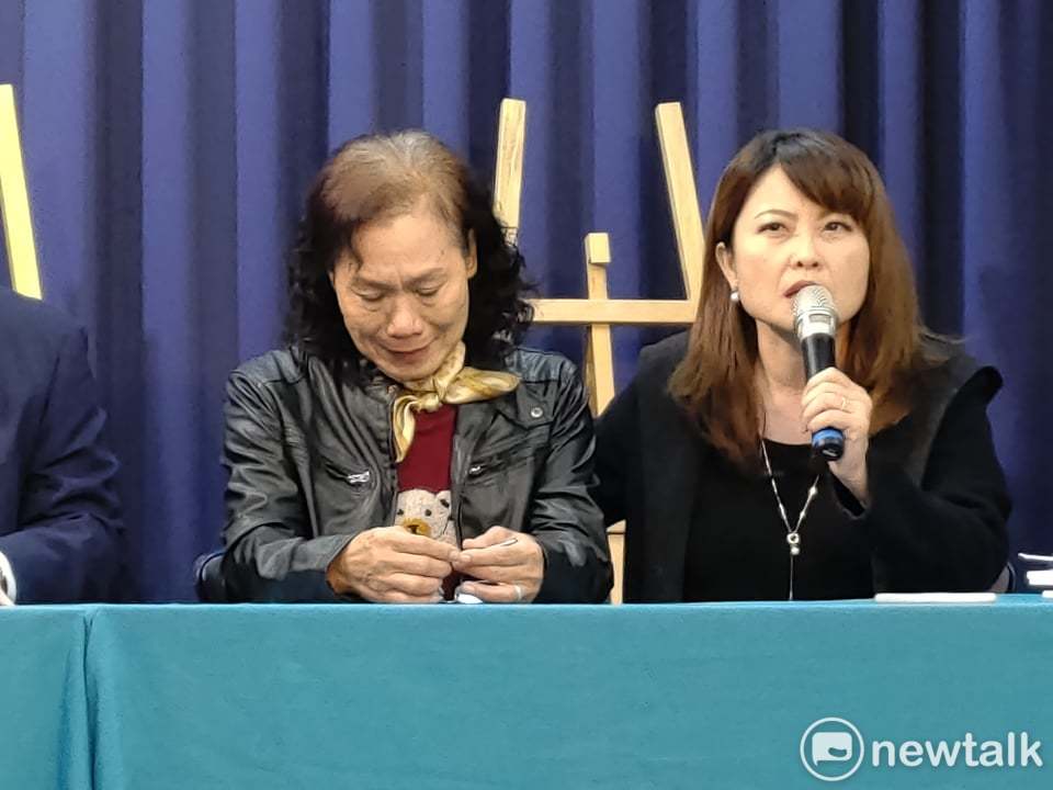 蔡姓婦女因散布「蔡政府掏空農漁會7000億元借給新南向國家」不實流言遭傳訊。（圖左）。 圖：黃建豪/攝