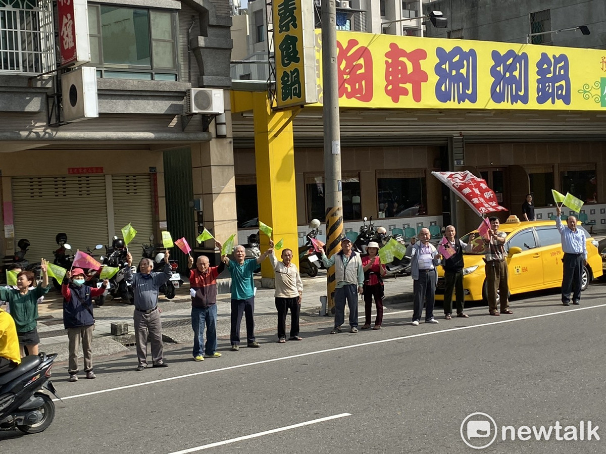 總統蔡英文挺進韓國瑜執政縣市進行車隊掃街，高雄楠梓區鄉親相當熱情。 圖：周煊惠 / 攝