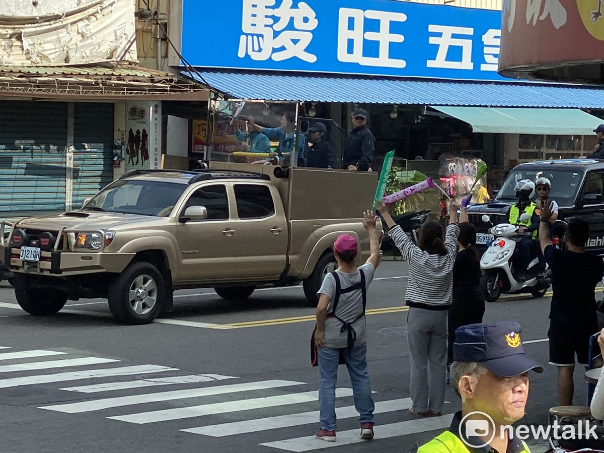 總統蔡英文挺進韓國瑜執政縣市進行車隊掃街，高雄楠梓區鄉親相當熱情。 圖：周煊惠 / 攝